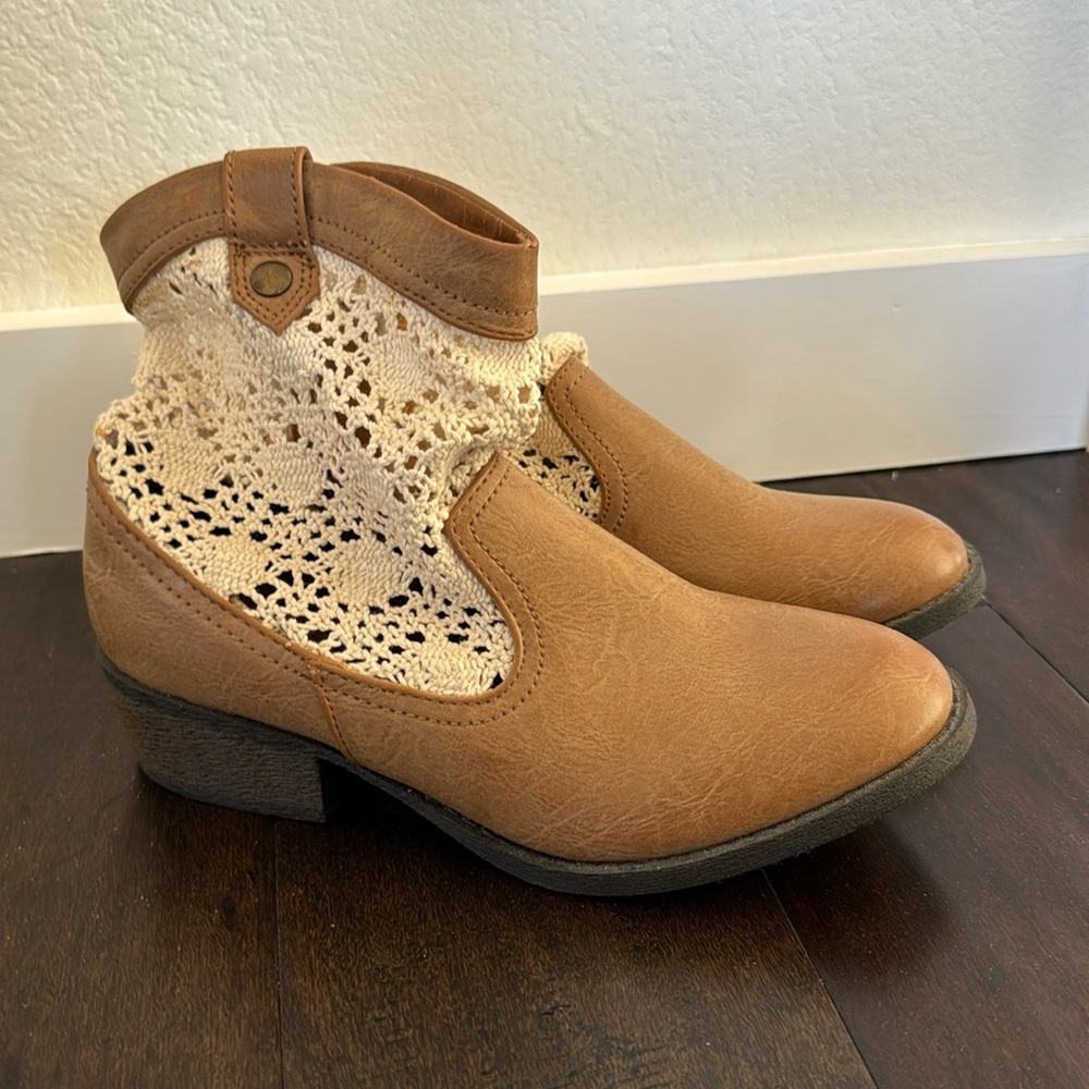 Lace and Leather Cherokee Ankle Boots size 5